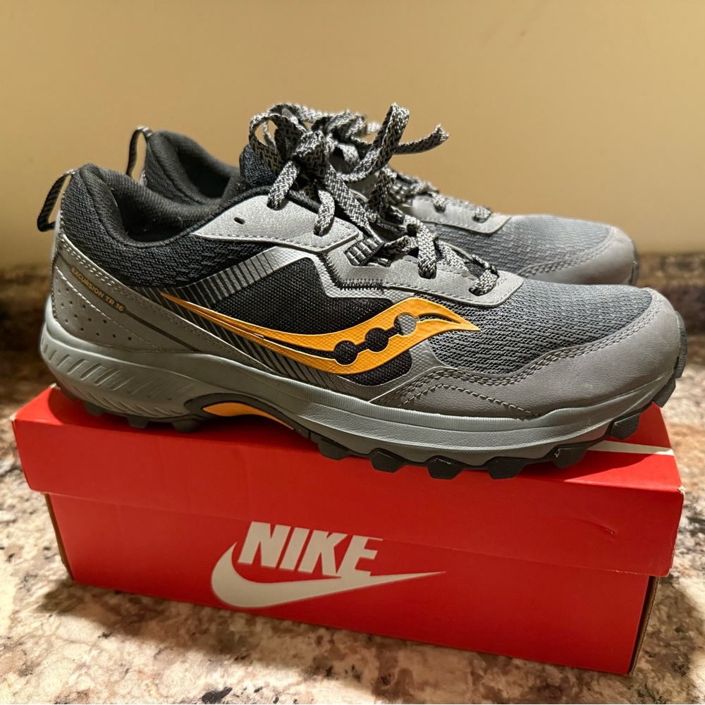 Saucony Men's Black and Gold Athletic Shoes